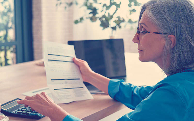 Señora mirando un documento de contabilidad