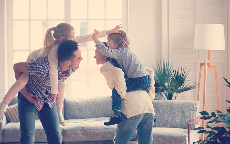 Padres e hijos realizando actividades para niños