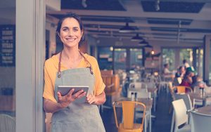 Mujer emprendedora con una tablet