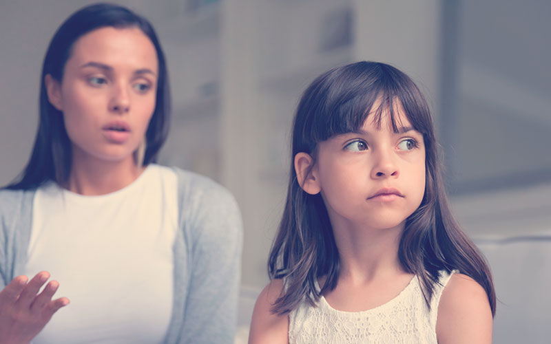 Niña siendo indiferente con su mamá