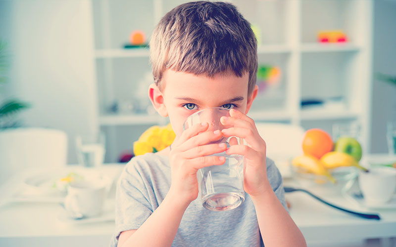 Niños tomando agua