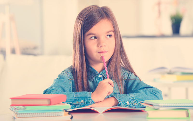 niña dudando en el escritorio 