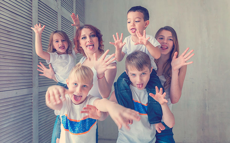 Mamá junto a sus cinco hijos 