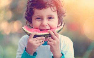 Niño comiendo una sandia