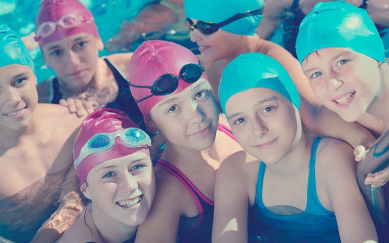 niñas en escuela deportiva de natación