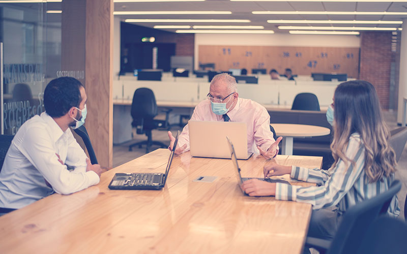 Colaboradores en una reunión de una empresa