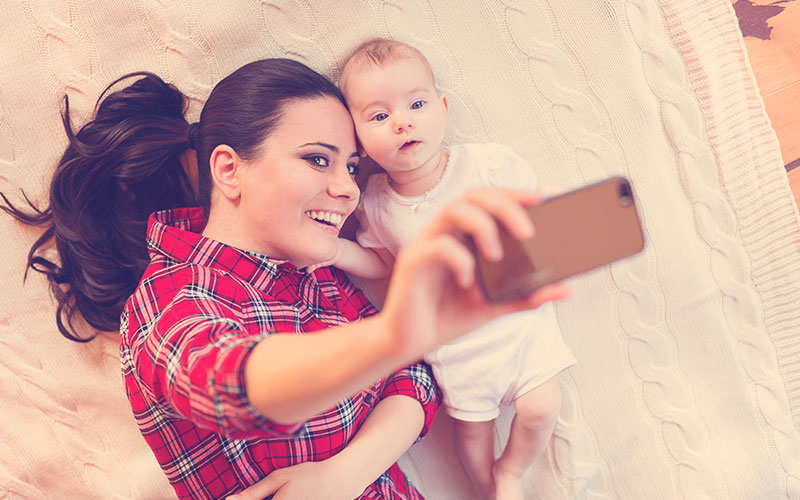 Mamá instagrammer tomándose una foto