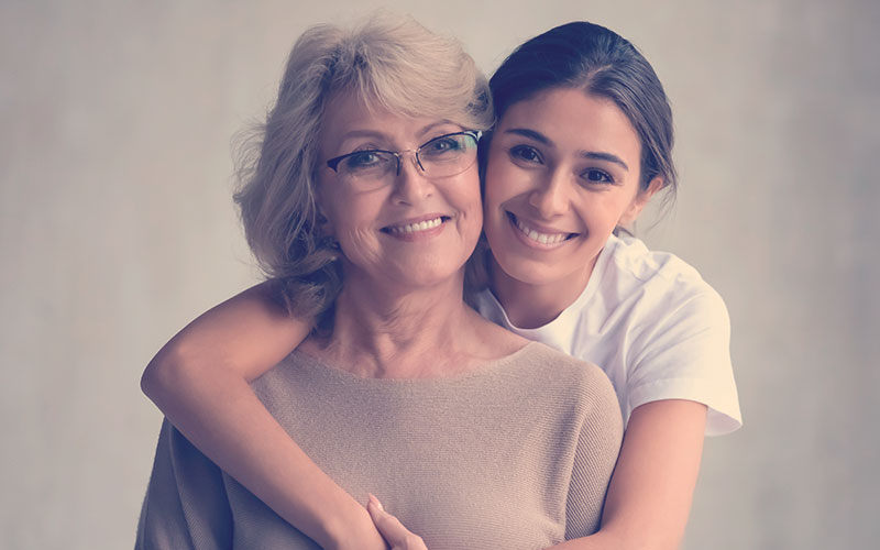 Hija abrazando a su mamá en el día de la madre