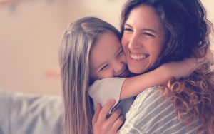 Hijo abrazando a su mamá en el día de la madre