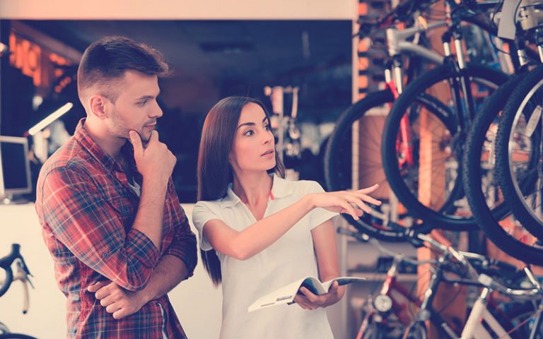 hombre eligiendo que bicicleta comprar