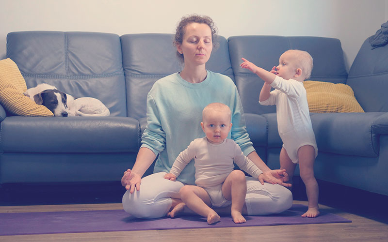 Mamá meditando junto a sus hijos gemelos