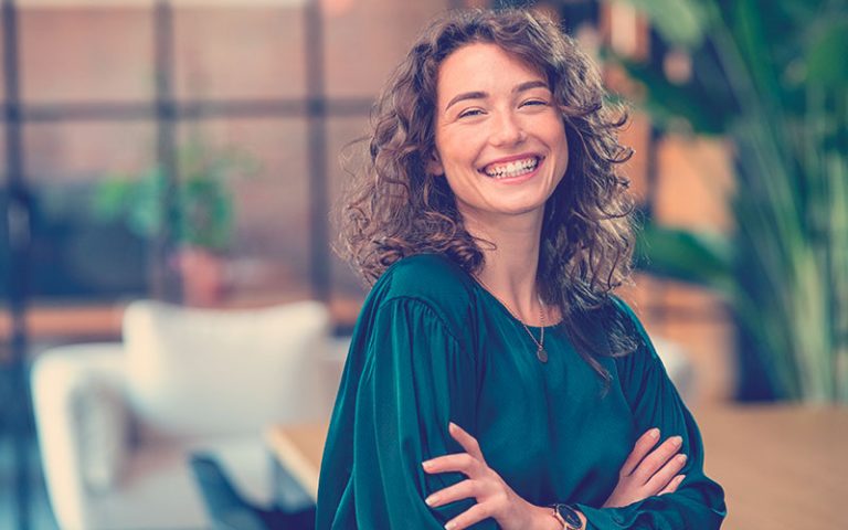 Colaboradora sonriente