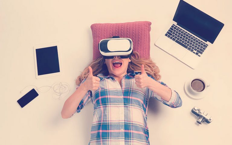 Mujer utilizando gadgets tecnológicos