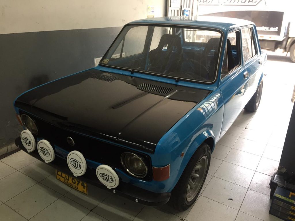 Carro clásico fiat 128 reparado por Pedro Ospina