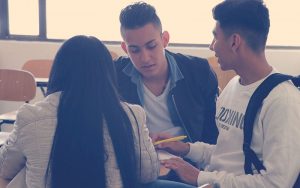 jóvenes buscando una nueva oportunidad de empleo