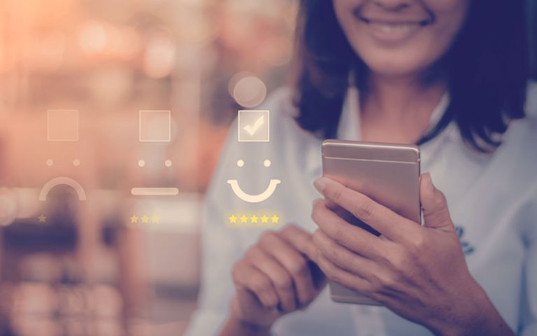 Mujer calificando una experiencia de cliente