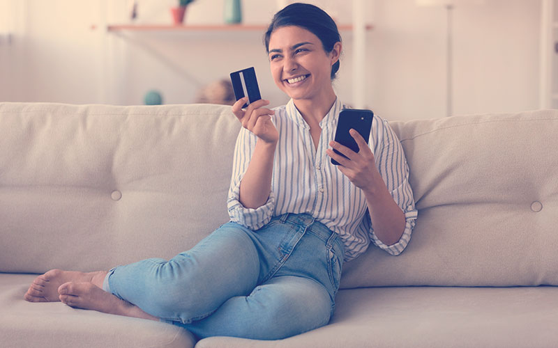 Mujer usa teléfono para realizar pagos seguros en línea en una aplicación digital