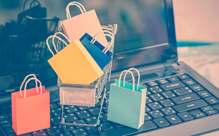 Computador que muestra paquetes de compra online
