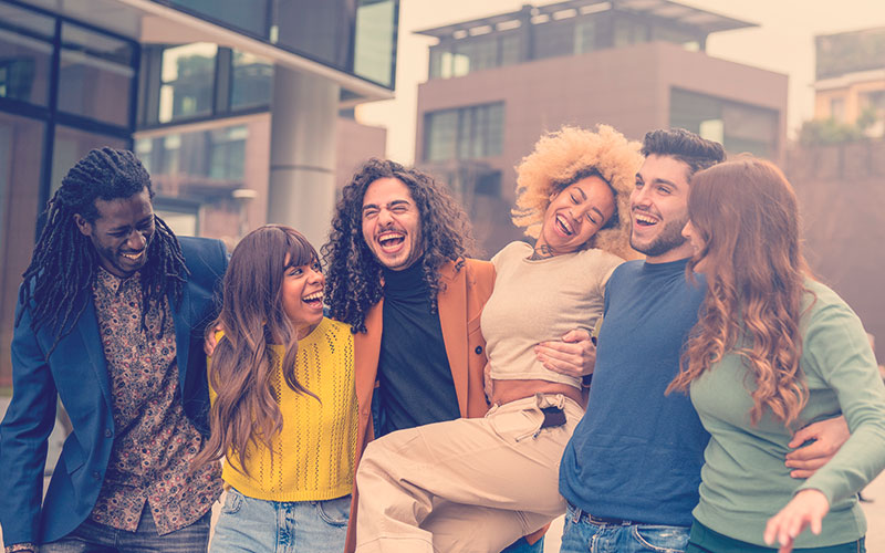 grupo multirracial de amigos caminando y divirtiéndose juntos, 