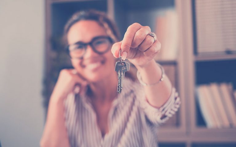 Mujer hace entrega de llaves para una vivienda propia