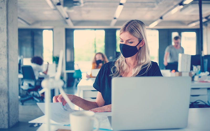 Mujer trabajando de manera híbrida