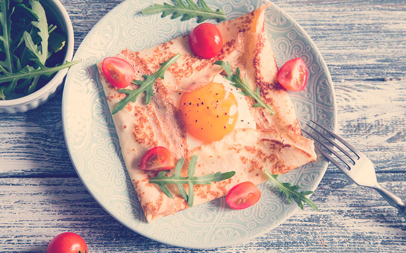 galette de queso con huevos y tomates cherrys