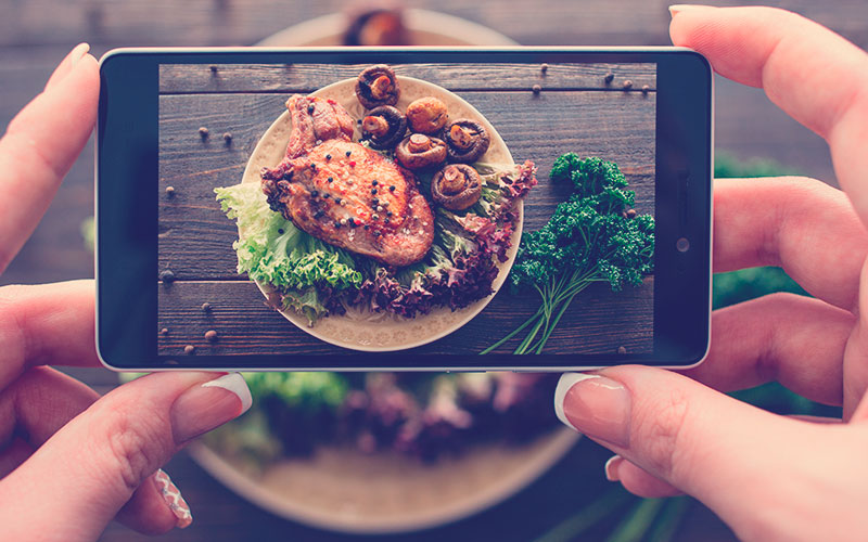 Fotografía de comida de cerdo al horno con verduras frescas