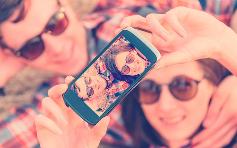 grupo de amigos tomándose una selfie para amor y amistad