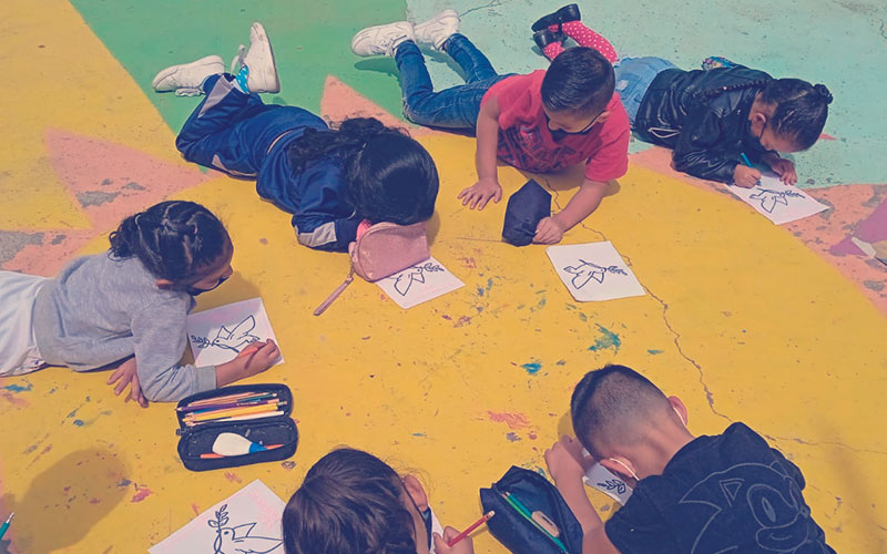 Niños realizando actividades en la Semana por la Paz