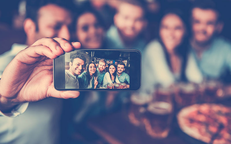 grupo de amigos tomándose una selfie