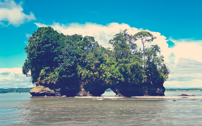 Hermosos acantilados en Buenaventura Ladrilleros y acantilados de Juanchaco en la costa pacífica de Colombia. 