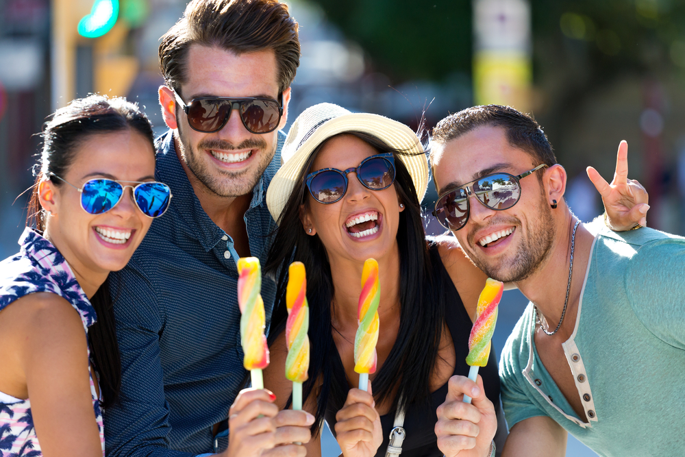 grupo de amigos comiendo helado