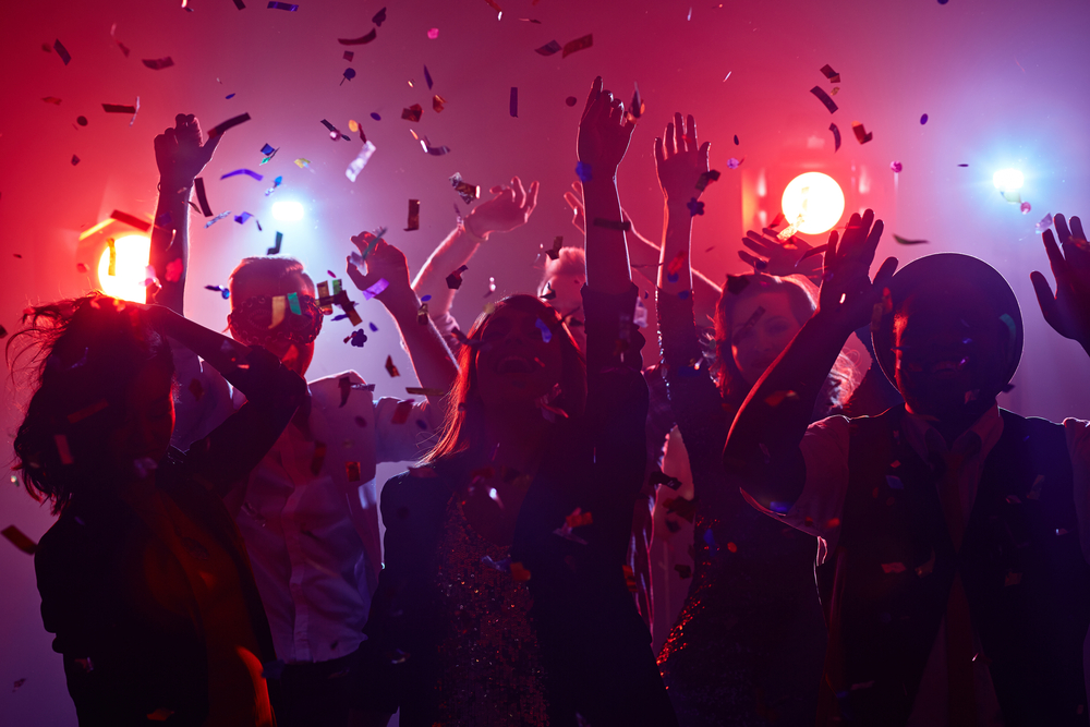 Jóvenes bailando en discoteca