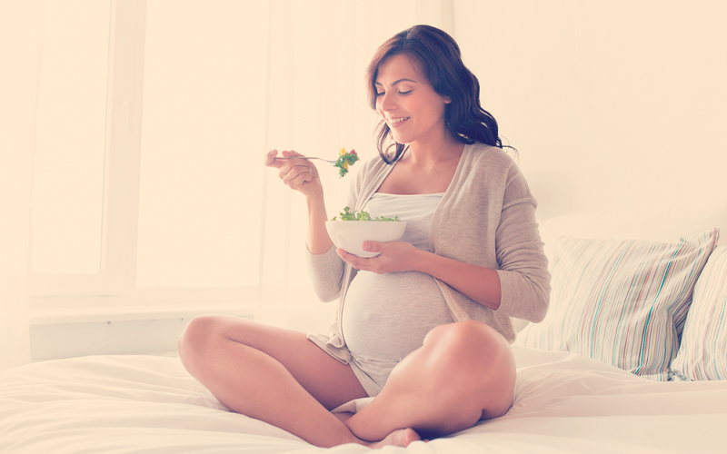 Mujer embaraza vegetariana