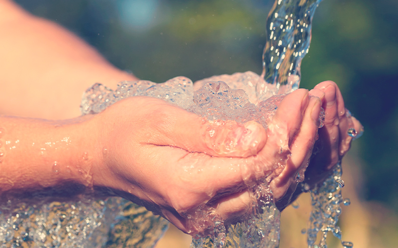 manos recogiendo agua