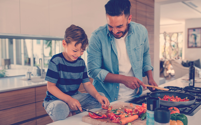 padre e hijo preparando recetas saludables