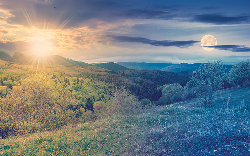 el concepto de cambio de día y noche del equinoccio por encima del paisaje montañoso en primavera.