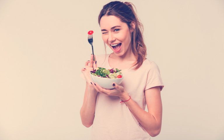 Mujer comiendo verduras