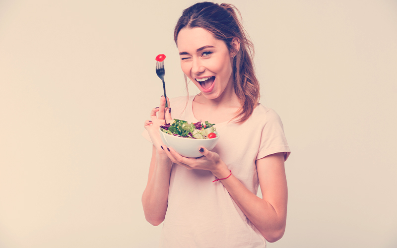 Mujer comiendo verduras