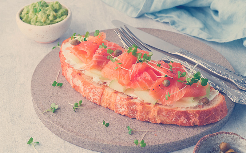  Sándwich abierto, tostadas con salmón, queso crema, rodajas de pepino 