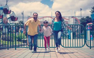 familia feliz viviendo en bienestar integral