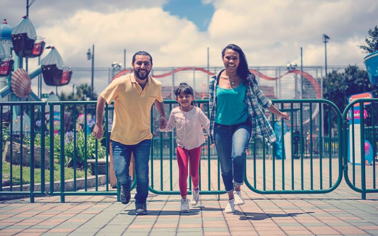 familia feliz viviendo en bienestar integral