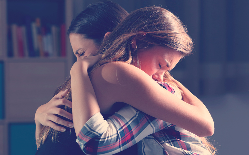 mujeres abrazándose para sobrellevar la pérdida de un ser querido