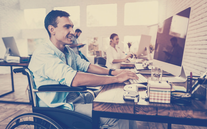 joven frente a un computador inclusión laboral 