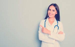 doctora promoviendo acreditación en salud