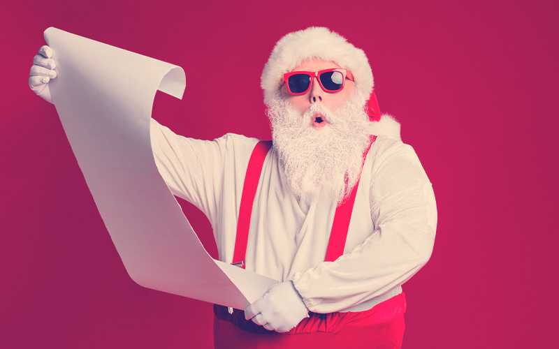 Papá Noel sorprendido viendo una lista de regalos