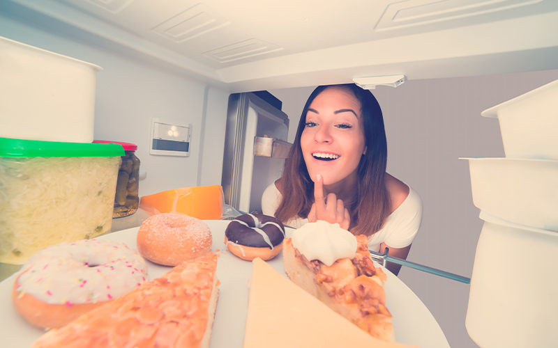 mujer revisando el refrigerador