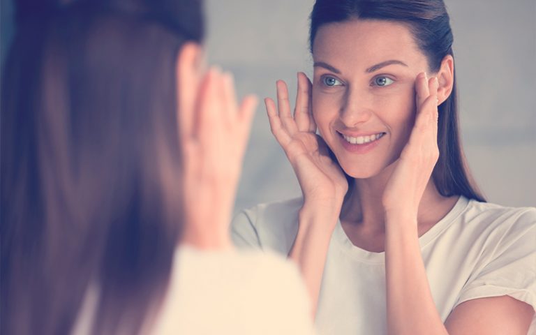 Mujer de 30 años cuidando su piel