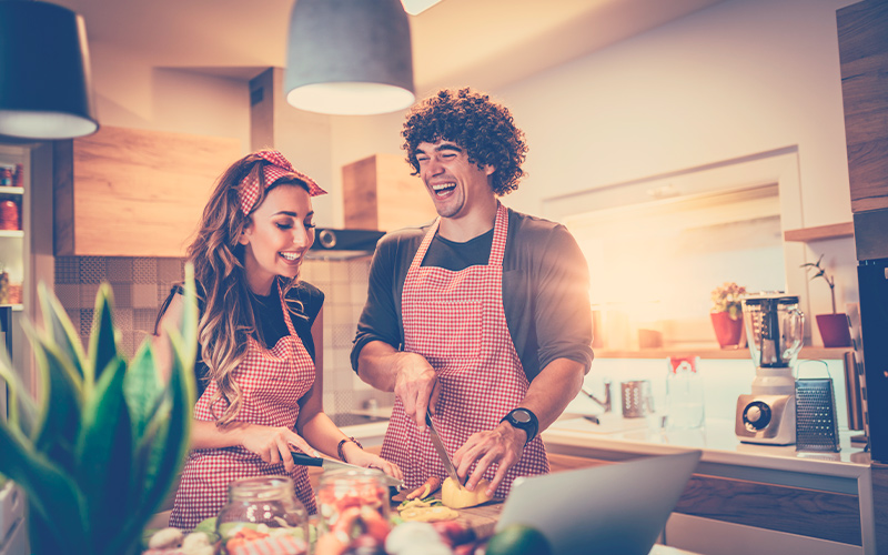 pareja cocinando 