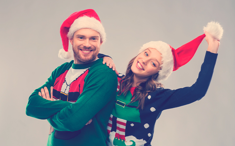 Pareja de amigos celebrando la Navidad